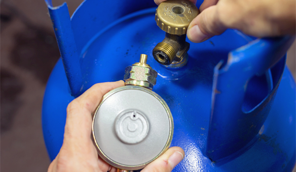 propane-tank-connector Connecting propane tank