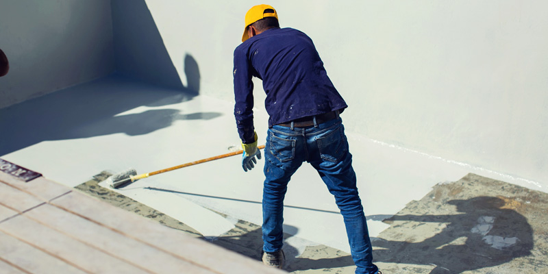 shutterstock_2269290111 Pool contractor plastering new pool