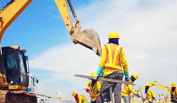 workers-excavator-600x350 Workers surveying excavator work